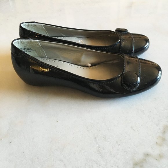 Nicole shiny black patent ballet flats / shoes with buttons - Picture 4 of 9